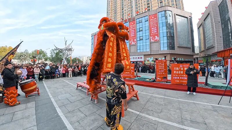 醒獅街頭送福，這個(gè)元宵岳西太燃了